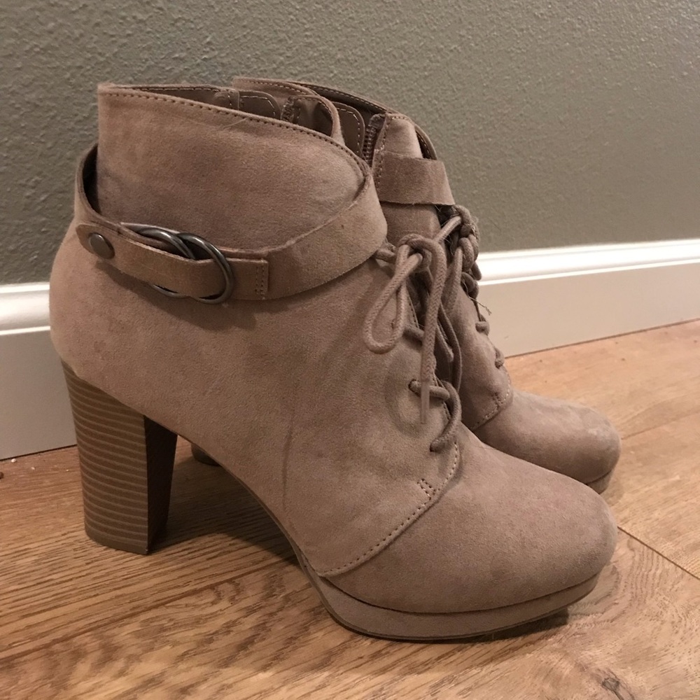 Beige heeled boots with laces/buckle